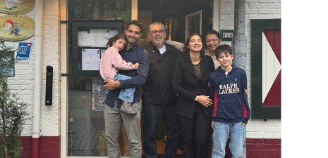 De familie Pereira-Selis voor het restaurant